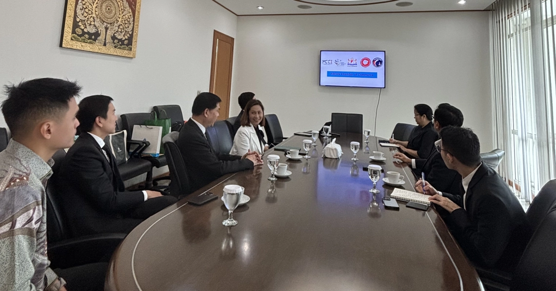 Presenting a summary of activities carried out over the past year and outlining ThaiCham Indonesia’s work plan for 2026